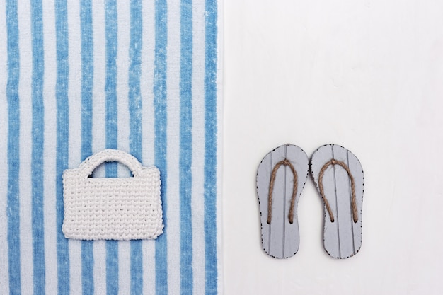 Concepto de vacaciones en la playa, chanclas de playa