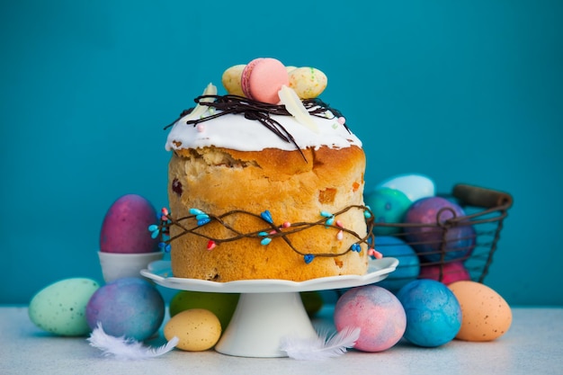 Concepto de vacaciones de primavera pan de pascua y huevos de colores