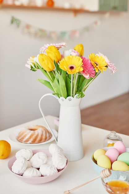 Concepto de vacaciones de primavera y Pascua con espacio de copia. Plantilla de tarjeta de felicitación de Pascua. Huevos de pascua y flores