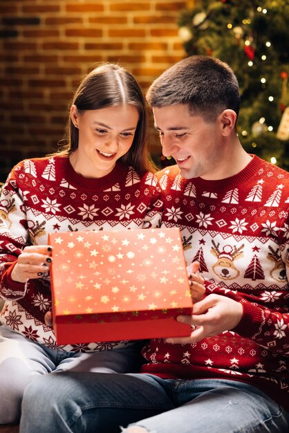 Concepto de vacaciones romance sorpresa milagro de vacaciones hombre feliz está haciendo regalo de Navidad