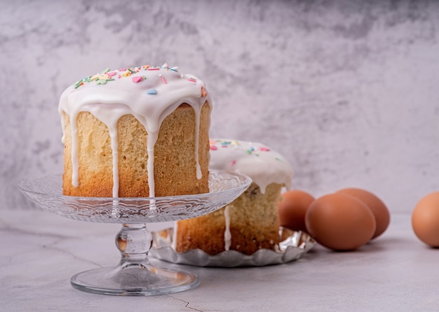 Concepto de vacaciones de semana Santa. Pastel de Pascua con huevos sobre fondo de mármol blanco vista frontal con espacio de copia