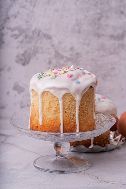 Concepto de vacaciones de semana Santa. Pastel de Pascua con huevos sobre fondo de mármol blanco vista frontal con espacio de copia