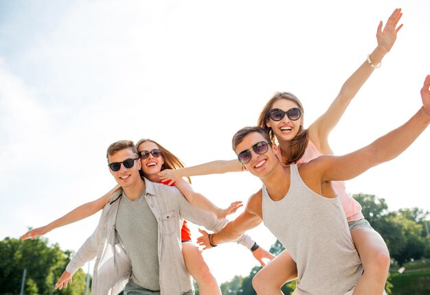 concepto de vacaciones, vacaciones, amor y amistad - pareja sonriente divirtiéndose en la ciudad