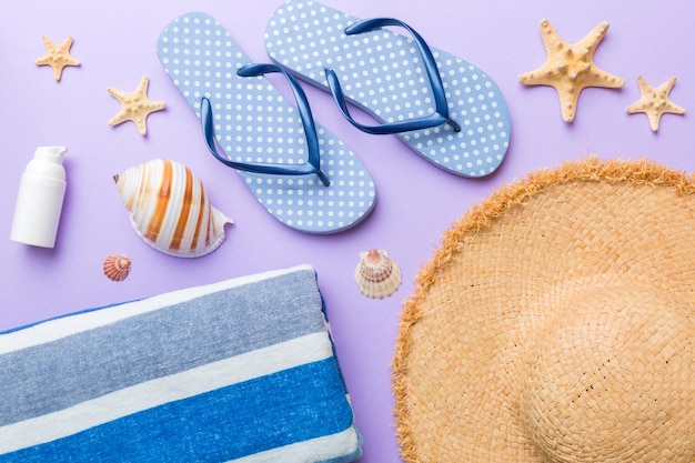 Concepto de vacaciones de verano accesorios de playa planos y vista superior de la toalla Espacio para el concepto de viaje de texto