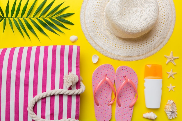 Foto concepto de vacaciones de verano accesorios de playa planos y vista superior de la toalla espacio para el concepto de viaje de texto