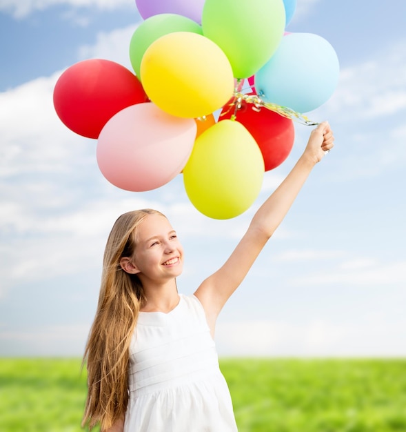 concepto de vacaciones de verano, celebración, familia, niños y personas - chica feliz con globos coloridos