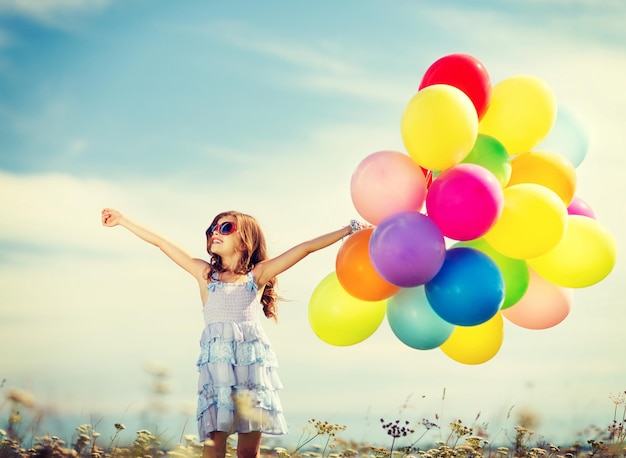 concepto de vacaciones de verano, celebración, familia, niños y personas - chica feliz con globos coloridos