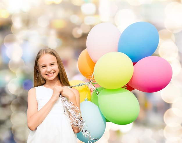concepto de vacaciones de verano, celebración, familia, niños y personas - chica feliz con globos coloridos