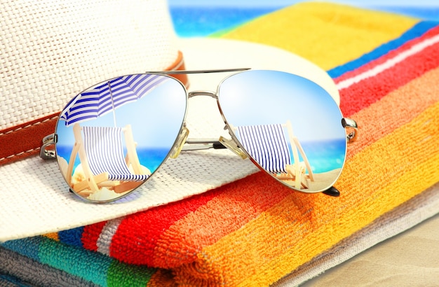 Concepto de vacaciones de verano. Gafas de sol con playa oceánica y palmeras.