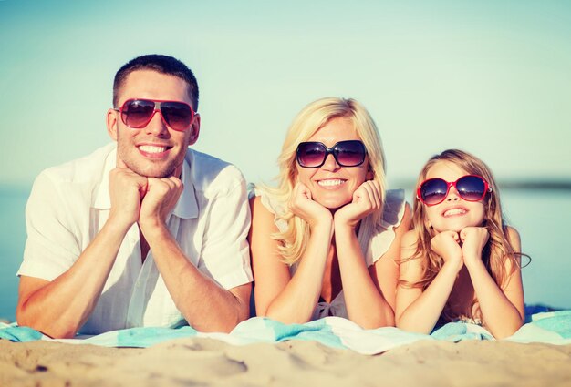 concepto de vacaciones de verano, niños y personas - familia feliz en la playa