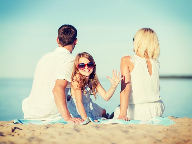 concepto de vacaciones de verano, niños y personas - familia feliz en la playa