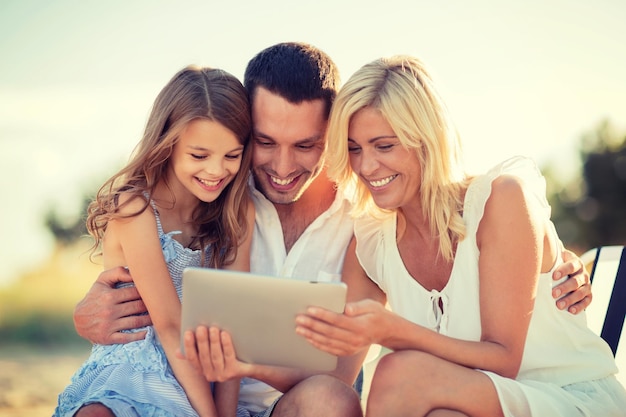 concepto de vacaciones de verano, niños y personas - familia feliz con tablet pc tomando fotos