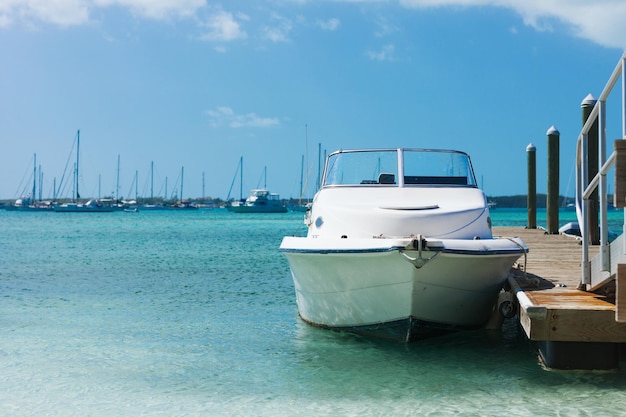 concepto de vacaciones, viajes y mar - barco blanco en el mar azul