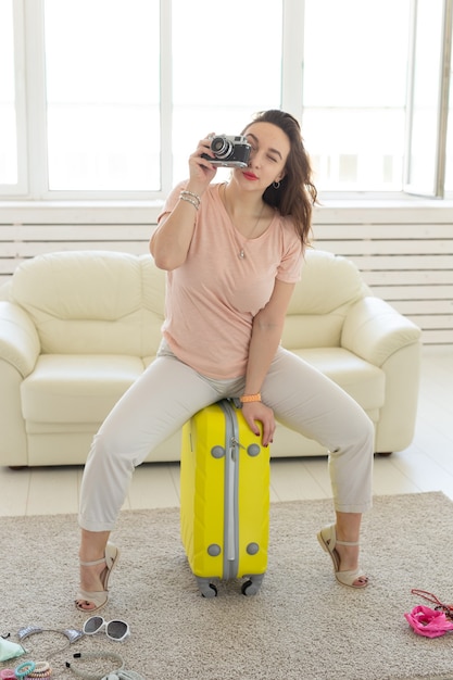 Concepto de vacaciones, viajes y vacaciones: la mujer joven va al viaje.