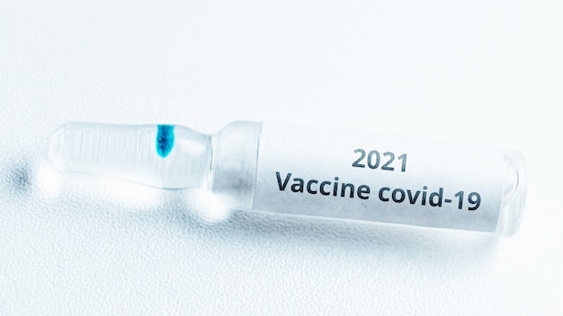 Concepto de vacuna Covid en 2021. Ampolla con medicamento.