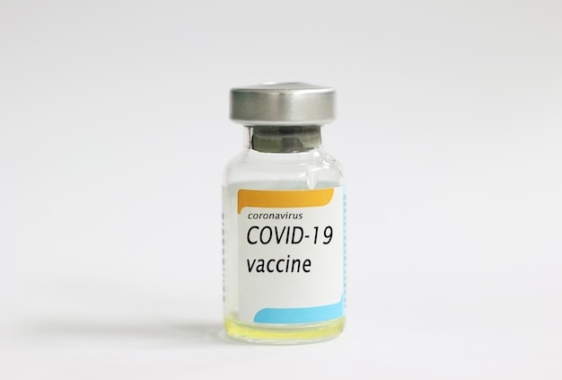 Concepto de vacuna COVID19 con fondo blanco e inyección de jeringa protectora contra el nuevo coronavirus 2019