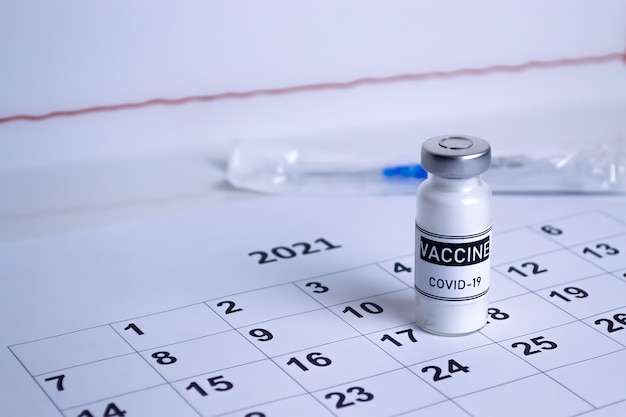 Concepto de vacunación Covid-19, dosis de vacuna contra el virus, calendario recordatorio de vacunación