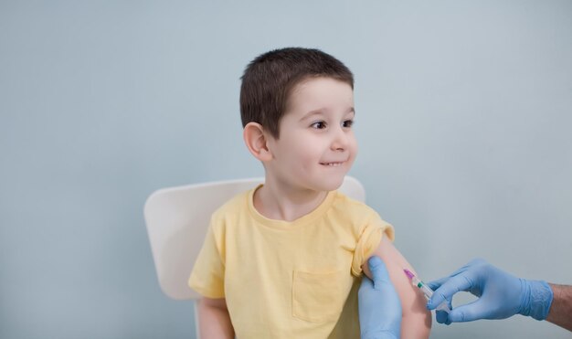 Concepto de vacunación con niño en clínica.