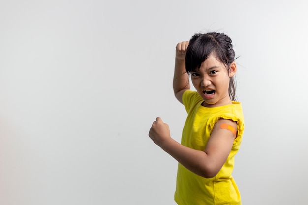 Concepto de vacunas para niños COVID 19 Studio un retrato de una adorable niña asiática después de recibir su primera dosis de vacuna Immune Safe Disponible Regreso a la escuela