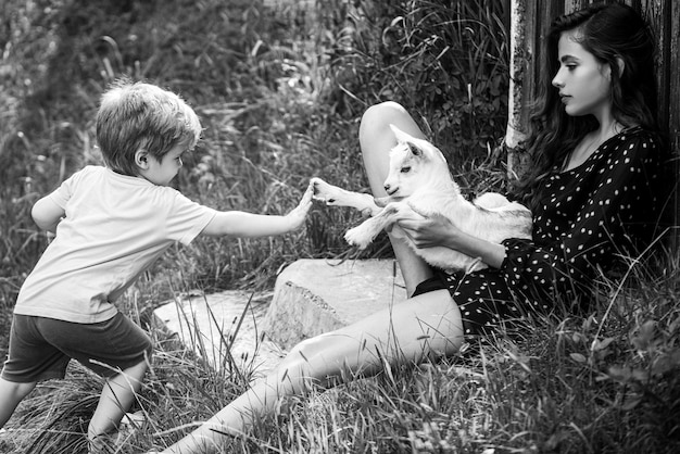 Concepto vegano amistad con animales niños adaptación campo animales cabra leche cordero niña mujer a