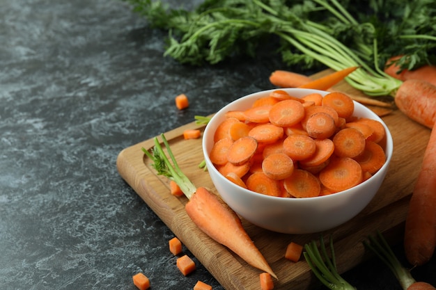 Concepto de vegetales frescos con zanahoria en mesa ahumada negra