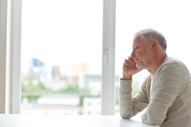 concepto de vejez, problema y personas - cierre del pensamiento del hombre mayor