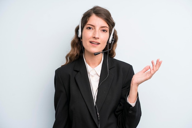 Concepto de vendedor por teléfono de mujer bonita adulta joven