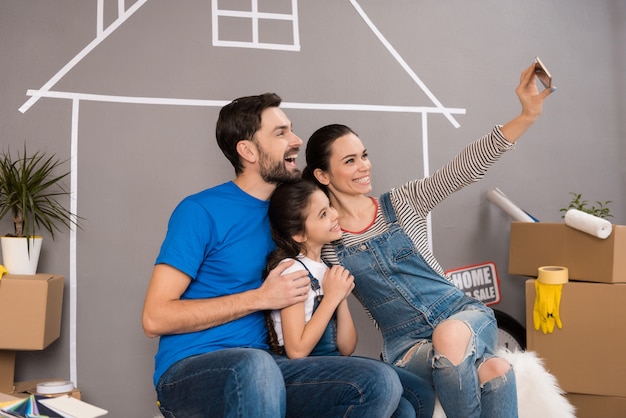 Concepto de venta de casa Familia feliz vende casa