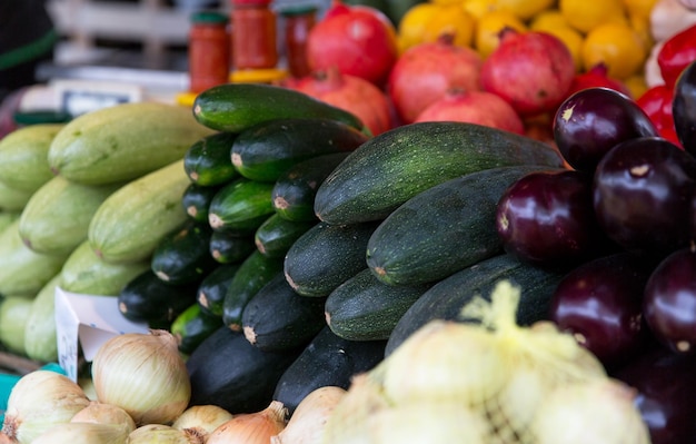 concepto de venta, cosecha, alimentos, verduras y agricultura - cierre de calabaza en el mercado de agricultores callejeros