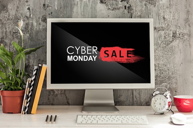 Concepto de venta de Cyber Monday con escritorio y portátil.