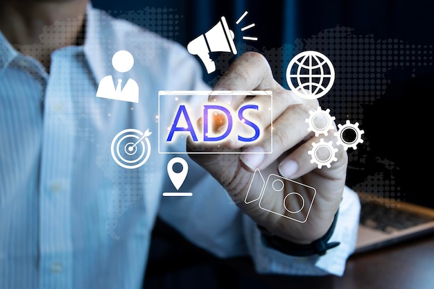 Concepto de venta en línea en marketing digital Análisis de la estrategia de marketing digital para la marca publicidad en línea sitio web y publicidad en redes sociales