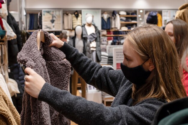 Concepto de venta de viernes negro Una chica en el centro comercial