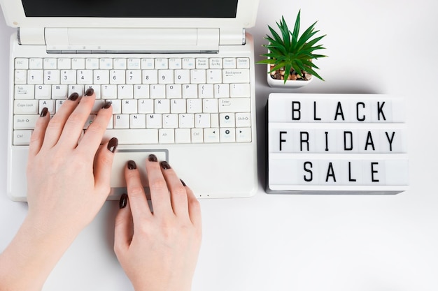 Concepto de venta de viernes negro La mujer compra en línea usando una computadora portátil