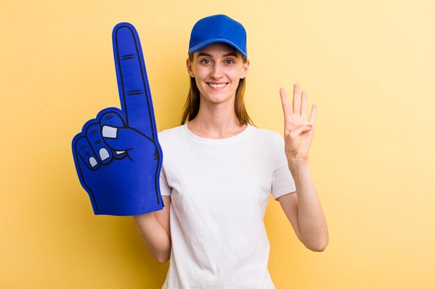 Concepto de ventilador de mano número uno de mujer bonita adulta joven