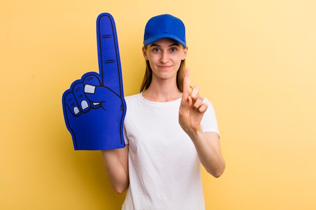 Concepto de ventilador de mano número uno de mujer bonita adulta joven