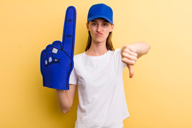 Foto concepto de ventilador de mano número uno de mujer bonita adulta joven