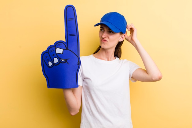 Concepto de ventilador de mano número uno de mujer bonita adulta joven