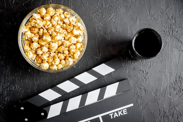 Foto concepto de ver películas con palomitas de maíz