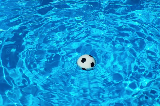 Foto concepto de verano de fútbol agua de fútbol piscina campamento de fútbol de verano