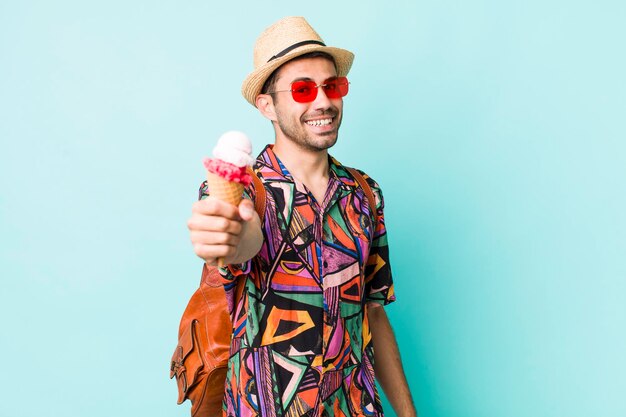 Concepto de verano y helado de hombre guapo adulto joven