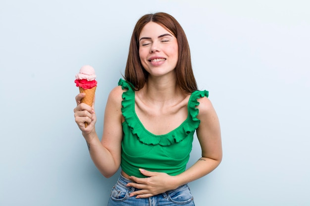 Concepto de verano y helado de mujer bonita adulta joven