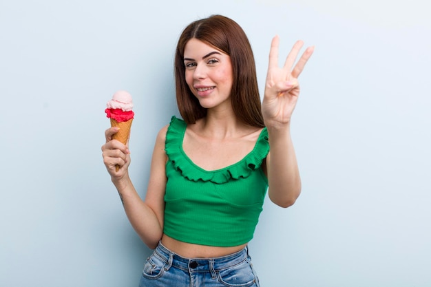 Concepto de verano y helado de mujer bonita adulta joven