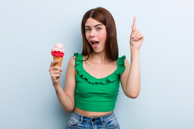 Concepto de verano y helado de mujer bonita adulta joven