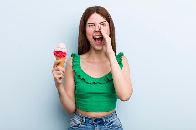 Concepto de verano y helado de mujer bonita adulta joven