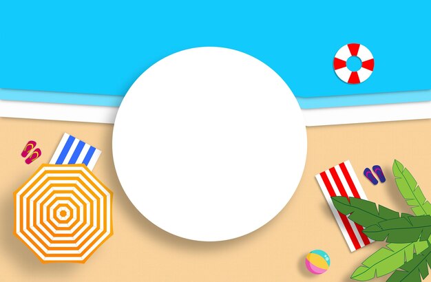 Concepto de verano con una playa de arena dorada y una composición hecha a mano en el mar con un espacio en blanco para el logotipo