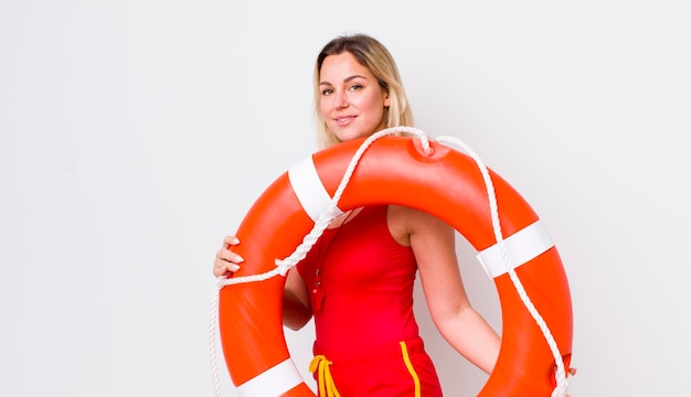 Foto concepto de verano y salvavidas de mujer bonita hadult joven