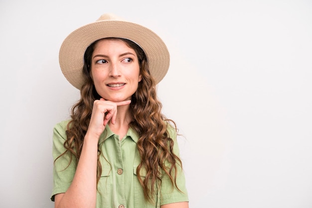 Concepto de verano y sombrero de mujer bonita adulta joven