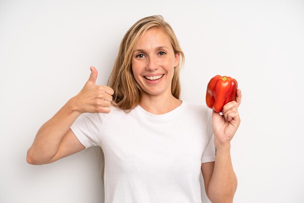 Concepto de verduras de mujer adulta bastante joven