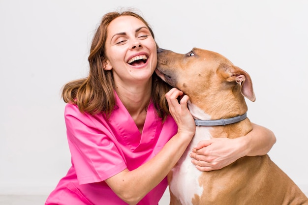 Concepto de veterinario de mujer bonita adulta joven