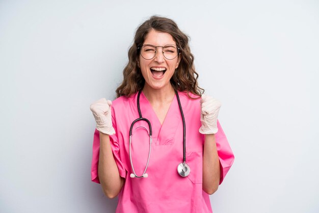 Concepto de veterinario de mujer bonita adulta joven